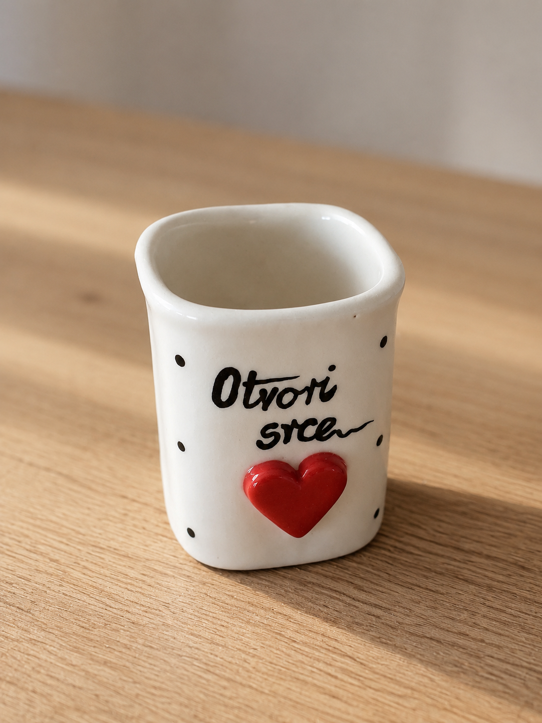Šalica točkica sa 3D srcem